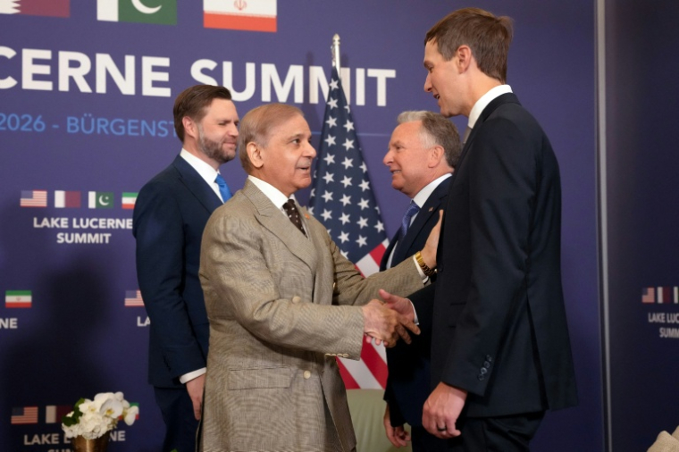 ULe vice-président américain JD Vance (g), l'envoyé spécial du président américain Donald Trump, Steve Witkoff (d2e d), le Premier ministre pakistanais Shehbaz Sharif (2e g) et le gendre de Trump, Jared Kushner, lors de leur rencontre au complexe hôtelier de luxe Burgenstock, le 21 juin 2026 en Suisse ( POOL / Nathan Howard )