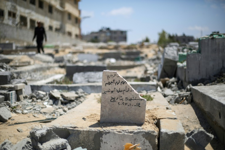 Un cimetière endommagé après une frappe israélienne qui a aussi touché la mosquée Ansar adjacente à Deir el-Balah, dans le centre de la bande de Gaza le 3 juin 2025 ( AFP / Eyad BABA )
