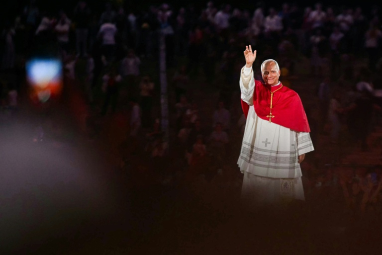 Le pape Léon XIV salue la foule en quittant le Stade de France, à Saint-Denis, en banlieue parisienne, le 25 septembre 2026, à l'issue d'une veillée de prière avec des jeunes, dans le cadre de sa visite de quatre jours en France ( AFP / LOU BENOIST )
