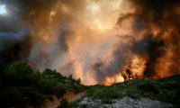 La forêt en feu à Fontjoncouse, dans l'Aude, le 6 août 2025 ( AFP / Lionel BONAVENTURE )