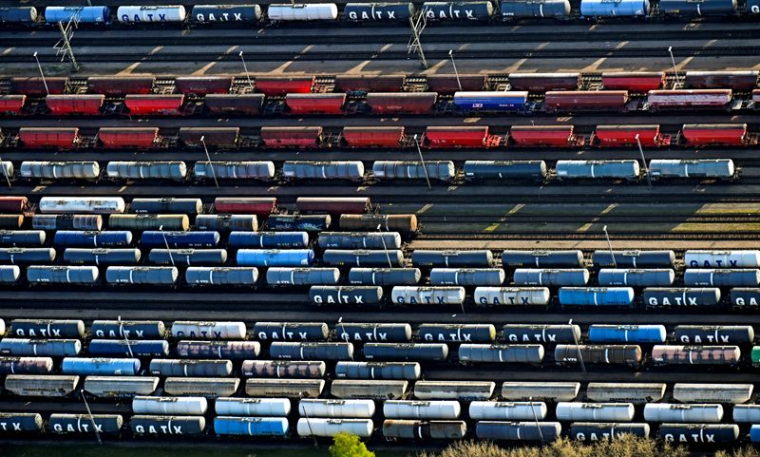 Des wagons-citernes pétroliers dans un port à Hambourg