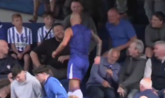 Remplacé par son entraîneur, il se bat avec un supporter