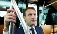 Le président français Emmanuel Macron dans un bus à hydrogène à Paris