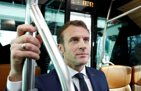 Le président français Emmanuel Macron dans un bus à hydrogène à Paris