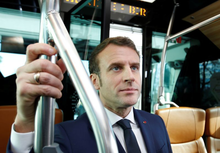 Le président français Emmanuel Macron dans un bus à hydrogène à Paris
