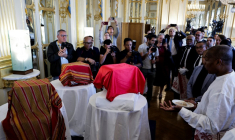 Un homme bénit trois crânes lors d'une cérémonie pour leur restitution à Madagascar, au ministère de la Culture à Paris, le 26 août 2025 ( AFP / STEPHANE DE SAKUTIN )