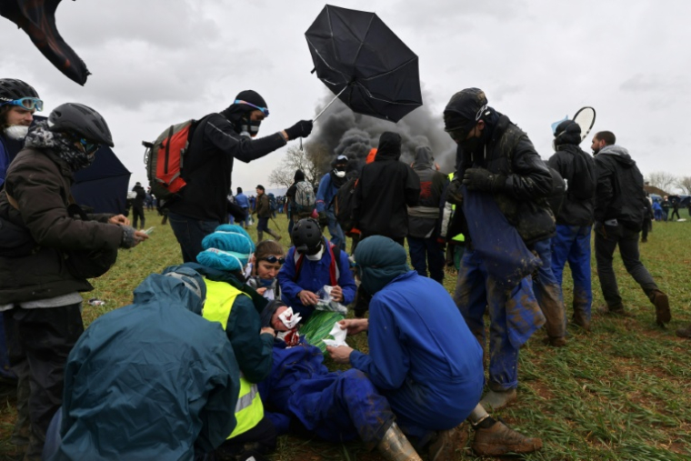 Un manifestant blessé lors de la manifestation contre une "mégabassine" à Sainte-Soline (Deux-Sèvres), le 25 mars 2023 ( AFP / Thibaud MORITZ )