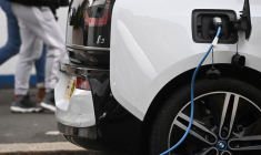 Une voiture électrique en train d'être rechargée à une borne de recharge