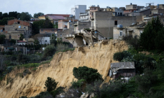 Des maisons menacées d'effondrement après un glissement de terrain à Niscemi (Sicile), le 28 janvier 2026 ( AFP / MARCO BERTORELLO )