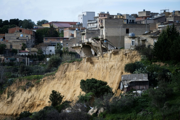 Des maisons menacées d'effondrement après un glissement de terrain à Niscemi (Sicile), le 28 janvier 2026 ( AFP / MARCO BERTORELLO )