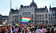 Des manifestants devant le parlement hongrois lors de la marche des fiertés de Budapest le 7 juillet 2018 ( AFP / GERGELY BESENYEI )