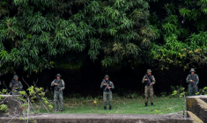 Des militaires vénézuéliens patrouillent aux abords du pont Simon Bolivar sur la frontière entre Colombie et Venezuela le 16 octobre 2025 ( AFP / Schneyder Mendoza )