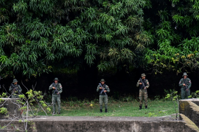 Des militaires vénézuéliens patrouillent aux abords du pont Simon Bolivar sur la frontière entre Colombie et Venezuela le 16 octobre 2025 ( AFP / Schneyder Mendoza )