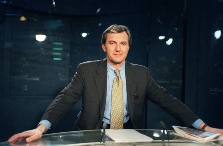 Le journaliste Daniel Bilalian, sur le plateau du journal télévisé de 13 heures de France2 qu'il présente, le 14 février 1994 à Paris ( AFP / GEORGES BENDRIHEM )