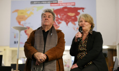 Francis Godard et Sylvie Godard, le beau-père et la mère de Christophe Gleizes, le 15 octobre 2026, à Paris ( AFP / Anne-Christine POUJOULAT )