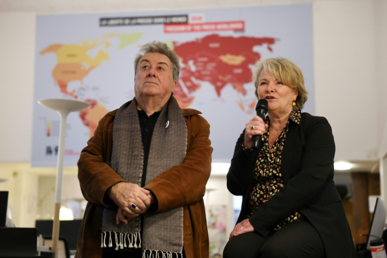 Francis Godard et Sylvie Godard, le beau-père et la mère de Christophe Gleizes, le 15 octobre 2026, à Paris ( AFP / Anne-Christine POUJOULAT )