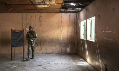 Un soldat béninois quitte un isoloir après avoir voté dans une école primaire servant de bureau de vote à Cotonou (Bénin), le 12 avril 2026, lors de l'élection présidentielle ( AFP / OLYMPIA DE MAISMONT )