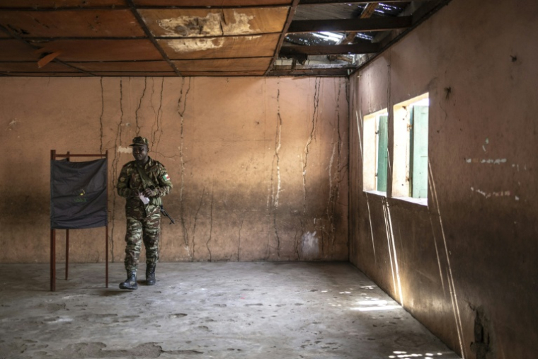 Un soldat béninois quitte un isoloir après avoir voté dans une école primaire servant de bureau de vote à Cotonou (Bénin), le 12 avril 2026, lors de l'élection présidentielle ( AFP / OLYMPIA DE MAISMONT )