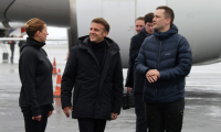 La Première ministre danoise Mette Frederiksen (G) et le  chef du gouvernement groenlandais, Jens-Frederik Nielsen(D), accueillent le président français Emmanuel Macron à l'aéroport de Nuuk, au Groenland, le 15 juin 2025 ( AFP / Ludovic MARIN )