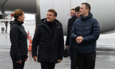 La Première ministre danoise Mette Frederiksen (G) et le  chef du gouvernement groenlandais, Jens-Frederik Nielsen(D), accueillent le président français Emmanuel Macron à l'aéroport de Nuuk, au Groenland, le 15 juin 2025 ( AFP / Ludovic MARIN )