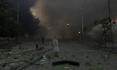 Dans une rue de Kiev après un bombardement russe, le 24 mai 2026 ( AFP / Roman PILIPEY )