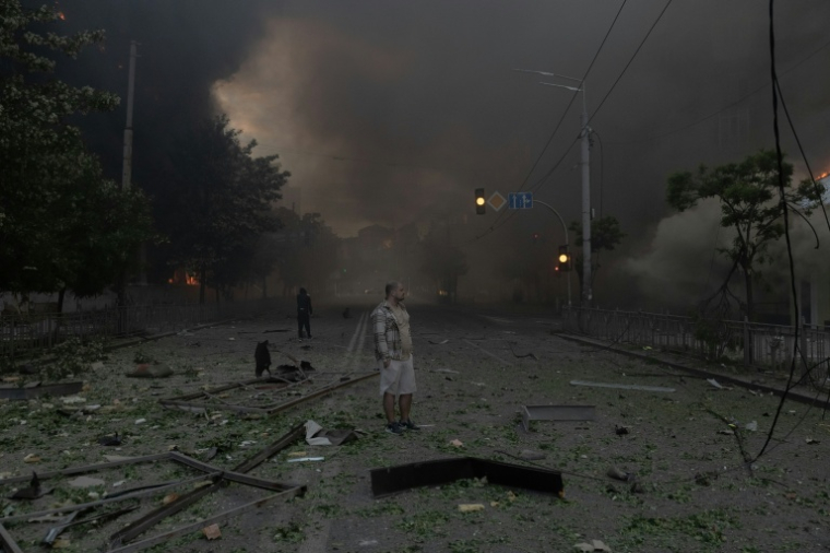Dans une rue de Kiev après un bombardement russe, le 24 mai 2026 ( AFP / Roman PILIPEY )