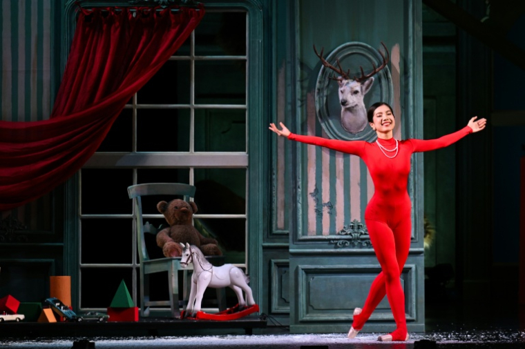 La danseuse de ballet japonaise Harouka Takemi sur la scène de l'opéra de Nijni-Novgorod, en Russie, le 17 mai 2026  ( AFP / Igor IVANKO )