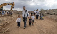 Des familles israéliennes marchent sur la route reliant les colonies de Ganim et de Kadim, à la périphérie de la ville palestinienne de Jénine, en Cisjordanie occupée, le 30 septembre 2026 ( AFP / Ilia YEFIMOVICH )