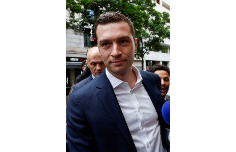 Le président du RN, Jordan Bardella, arrive au siège du parti