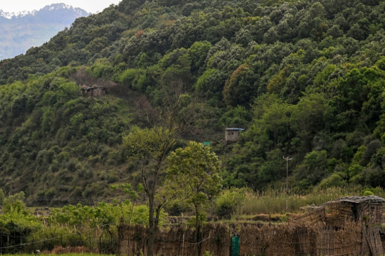 Des bunkers à flanc de colline près de la frontière avec le Pakistan, le 6 avril 2026 à Poonch, en Inde ( AFP / Tauseef MUSTAFA )