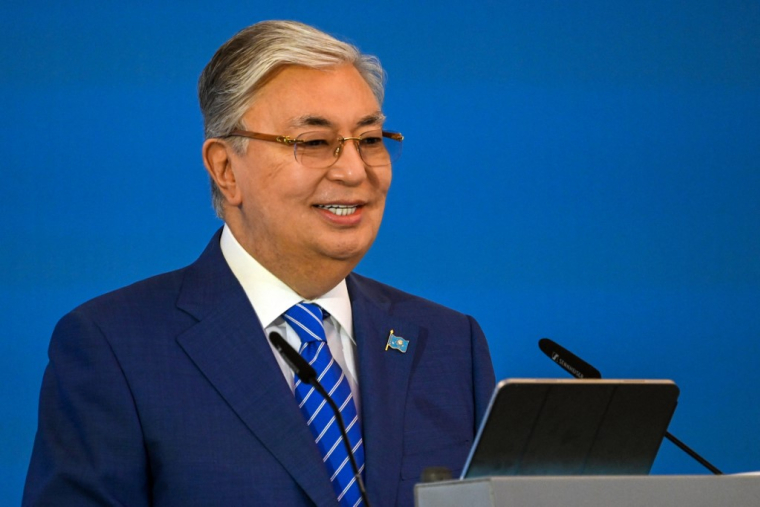 Le président kazakh Kassym-Jomart Tokaïev, à Singapour, en mai 2024 ( AFP / ROSLAN RAHMAN )