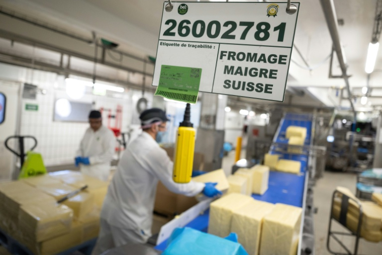 Des employés sur le site de production de La Vache qui rit à Lons-le-Saulnier dans le Jura le 6 octobre 2026 ( AFP / SEBASTIEN BOZON )