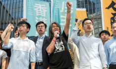 (Photo archives) De gauche à droite, le leader étudiant d'opposition Joshua Wong, le chef de la Ligue des Sociaux-Démocrates Avery Ng, le parlementaire prodémocratie Leung Kwok-hung, dit "Cheveux Longs", et le parlementaire prodémocratie Nathan Law manifestent devant le siège du gouvernement à Hong Kong, le 30 juin 2017 ( AFP / Jayne Russell )
