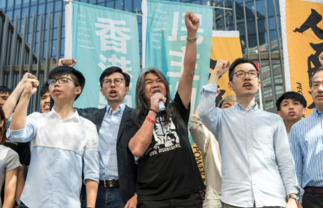 (Photo archives) De gauche à droite, le leader étudiant d'opposition Joshua Wong, le chef de la Ligue des Sociaux-Démocrates Avery Ng, le parlementaire prodémocratie Leung Kwok-hung, dit "Cheveux Longs", et le parlementaire prodémocratie Nathan Law manifestent devant le siège du gouvernement à Hong Kong, le 30 juin 2017 ( AFP / Jayne Russell )