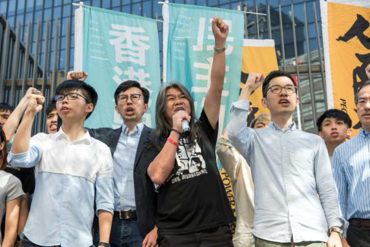 (Photo archives) De gauche à droite, le leader étudiant d'opposition Joshua Wong, le chef de la Ligue des Sociaux-Démocrates Avery Ng, le parlementaire prodémocratie Leung Kwok-hung, dit "Cheveux Longs", et le parlementaire prodémocratie Nathan Law manifestent devant le siège du gouvernement à Hong Kong, le 30 juin 2017 ( AFP / Jayne Russell )