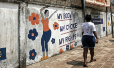Une fresque murale sur laquelle on peut lire "Mon corps, mon choix, mes droits", à Freetown, le 28 octobre 2025 ( AFP / Saidu BAH )