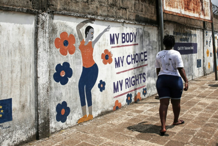 Une fresque murale sur laquelle on peut lire "Mon corps, mon choix, mes droits", à Freetown, le 28 octobre 2025 ( AFP / Saidu BAH )