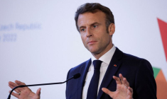 Le président français Emmanuel Macron assiste à une conférence de presse, lors du sommet informel de la Communauté politique européenne à Prague