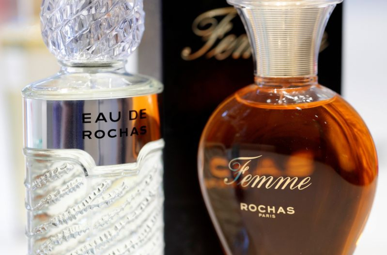 Des flacons de parfums Rochas