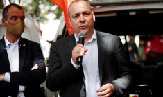 Le secrétaire général de la Confédération française démocratique du travail (CFDT), Laurent Berger, prend la parole lors d'une grève appelée par les syndicats contre les suppressions d'emplois