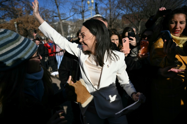 L'opposante vénézuélienne Maria Corina Machado salue des partisans après sa rencontre avec le président américain Donald Trump à la Maison Blanche le 15 janvier 2026 ( AFP / Brendan SMIALOWSKI )