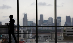 La silhouette d'un homme devant les gratte-ciel de Tokyo