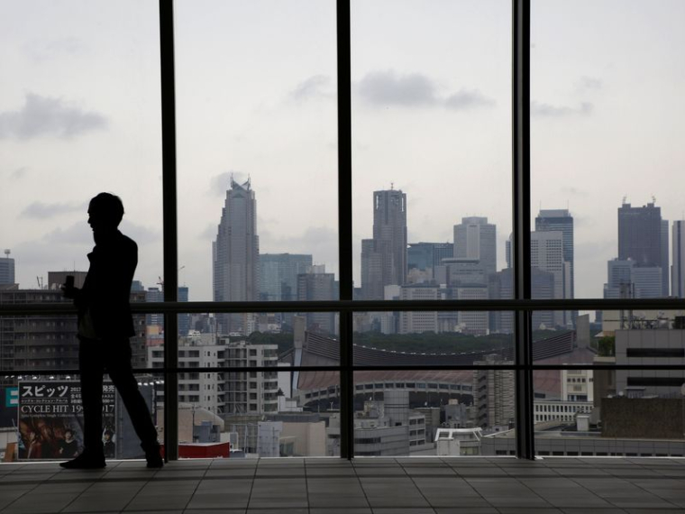 La silhouette d'un homme devant les gratte-ciel de Tokyo