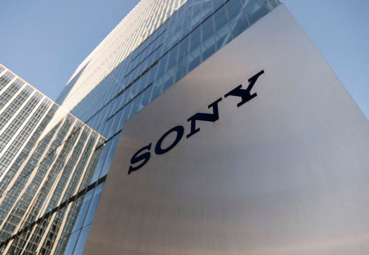 Le logo de Sony est affiché à l'extérieur du siège de l'entreprise à Tokyo