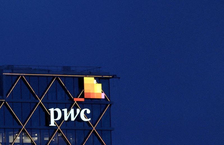 Le logo de PwC est visible sur le toit d'un bureau bruxellois de la société