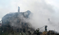 Des pompiers interviennent sur un incendie dans des maisons endommagées par une frappe russe dans la région de Kiev, le 25 mai 2025 en Ukraine ( AFP / Sergei SUPINSKY )