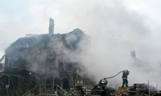 Des pompiers interviennent sur un incendie dans des maisons endommagées par une frappe russe dans la région de Kiev, le 25 mai 2025 en Ukraine ( AFP / Sergei SUPINSKY )