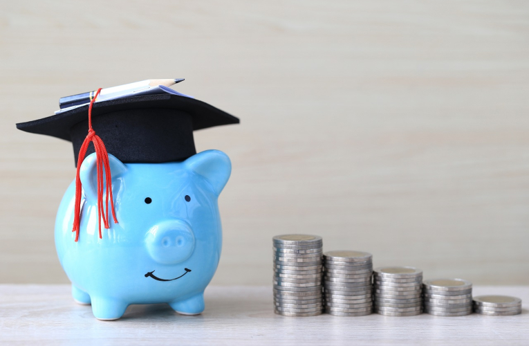 Tirelire d'enfant pour argent de poche avec des piles de pièces en euros