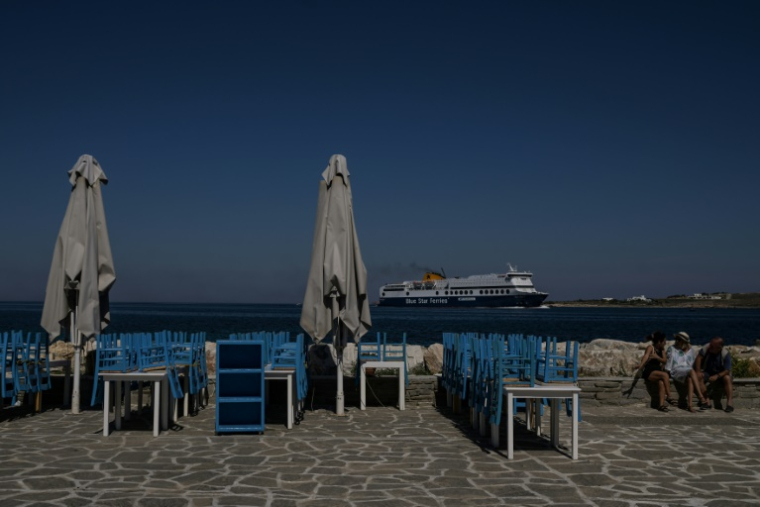 Une terrasse de restaurant fermée sur l'île grecque de Paros, le 5 juin 2025 ( AFP / Aris MESSINIS )