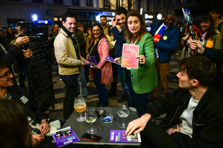 Marine Tondelier, secrétaire nationale des Écologistes, distribue des tracts de campagne en soutien au maire de Lyon Grégory Douce, candidat à sa réélection aux municipales, le 5 mars 2026 à Lyon ( AFP / OLIVIER CHASSIGNOLE )